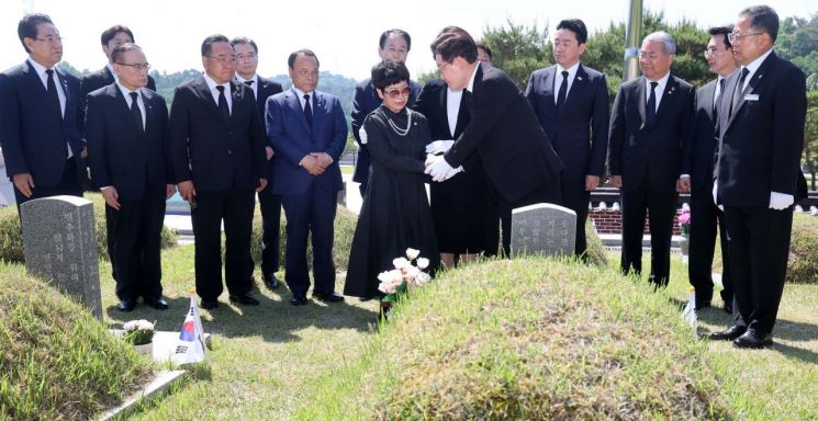 이재명 대통령이 18일 광주 북구 5·18 민주묘지 내 박인배 열사 묘소를 참배한 뒤 누나 은숙 씨를 위로하고 있다. 2026.5.18 연합뉴스