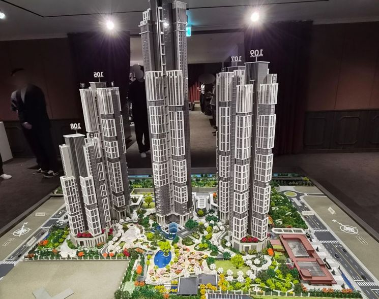 15일 강남구 신사동의 DL이앤씨 압구정5구역 홍보관에 전시된 아크로압구정 모델의 뒷단지 모습. 이지은 기자