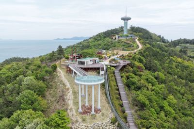 완도군은 '다도해 일출공원 확대 조성 사업'을 마무리하고 스카이워크와 잔디 광장을 대중에 개방했다. 완도군 제공