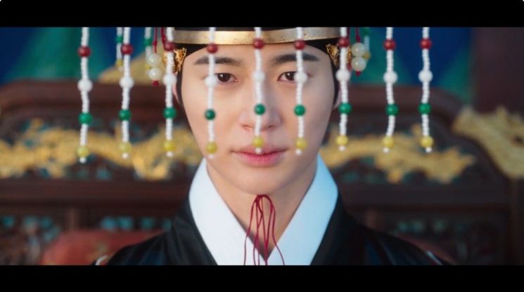 일부 시청자들은 극 중 신하들이 자주국의 상징으로 여겨지는 '만세' 대신 제후국에서 쓰는 표현인 '천세'를 외친 점, 왕이 십이면류관이 아닌 구류면류관을 착용한 점 등을 두고 역사적 맥락에 맞지 않는 장면이라고 지적했다.  MBC