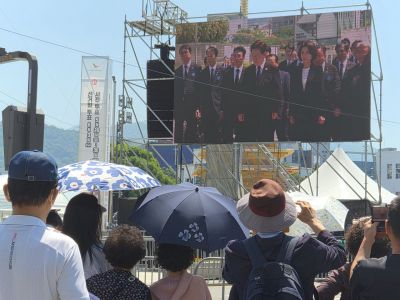 5·18 민주화운동 최후항쟁지였던 광주 동구 금남로 옛 전남도청 앞 5·18민주광장에서 18일 오전 제46주년 5·18 민주화운동 기념식을 시민들이 지켜보고 있다. 민현기 기자.