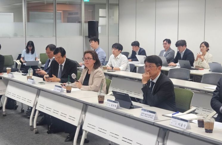 과학기술정보통신부는 인공지능(AI) 보안위협에 대응하기 위해 오픈AI와 AI 보안 관련 실무 워크숍을 개최했다고 18일 밝혔다. 최우혁 과기정통부 정보보호네트워크정책실장(사진 앞줄 맨 오른쪽)과 사샤 베이커 오픈AI 국가안보정책 총괄(사진 앞줄 오른쪽에서 두번째)이 워크숍에 참여한 모습. 과학기술정보통신부