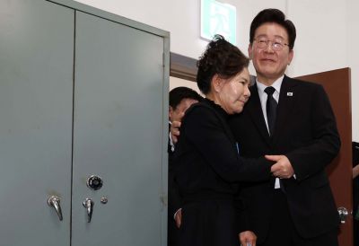 이재명 대통령이 18일 광주 옛 전남도청 시민군 상황실 재현공간에서 5·18 당시 마지막 새벽 방송을 했던 박영순 씨와 대화하고 있다. 연합뉴스