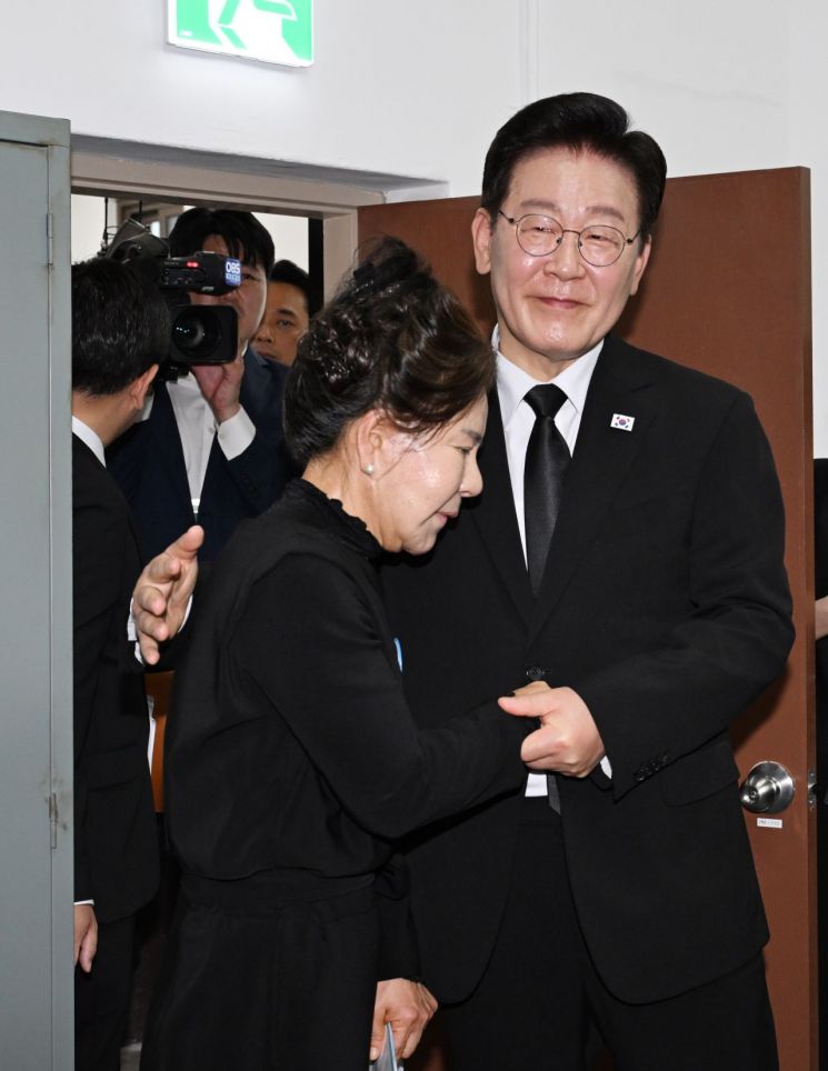 이재명 대통령이 제46주년 5·18민주화운동 기념일인 18일 광주 동구 옛 전남도청에서1980년 5월 당시 마지막 가두방송을 한 박영순 씨와 대화하고 있다. 2026.5.18 [광주전남사진기자단] 연합뉴스
