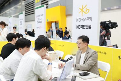 KB국민은행 자산관리 전문가가 17일 서울 양재동 한국농수산식품유통공사(aT)센터에서 열린 '젊은 한국 청년취업·멘토링 콘서트'에서 청년들의 금융 고민을 상담하고 있다. 국민은행