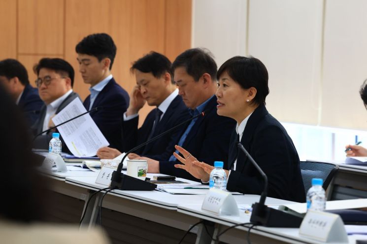 18일 송미령 농식품부 장관(오른쪽 첫번째)이 제3차 농식품규제 합리화 전략회의를 주재하며 발언하고 있다. 농식품부