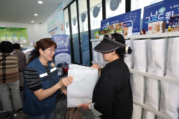 포항시가 '그냥드림' 사업 시행 첫날인 18일 포항시푸드마켓에서 식품 패키지를 전달하고 있다. 포항시 제공