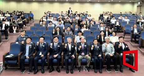 18일 오후 광주대학교 호심관 소강당에서 열린 ‘기후위기 시대, 안전한 전남·광주를 위한 도시안전 포럼’ 참석자들이 기념촬영을 하고 있다. 송보현 기자
