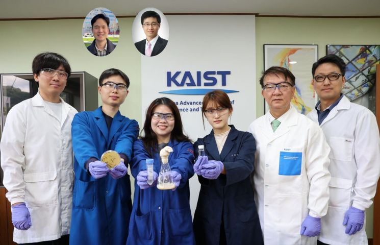 (왼쪽부터) 방현배 한화솔루션 박사, 문천우 KAIST 박사과정, 신디 KAIST 박사, 기민정 KAIST 박사과정, 이상엽 KAIST 교수, 조창희 한화솔루션 박사, (상단 왼쪽부터) 조재성 KAIST 박사, 장남진 한화솔루션 박사. KAIST