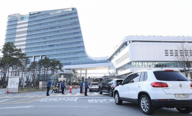 세종시 정부세종청사에서 청사관리본부 직원들이 운전자들에게 2부제 시행 안내를 하고 있다. 왼쪽은 업무공간인 중앙동, 오른쪽은 민원동 건물이다. 행정안전부 자료사진