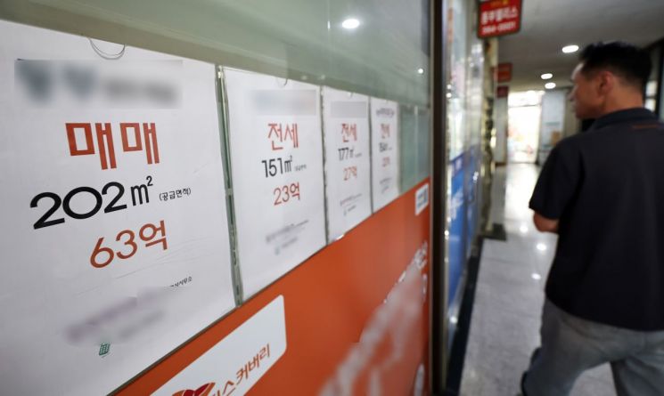 Real estate sale, jeonse (long-term deposit lease), and monthly rent listing notices posted at real estate agencies in Gangnam-gu, Seoul. Yonhap News Agency