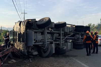 19일 오전 5시53분께 전남 나주시 세지면 한 도로에서 25t 화물차가 전도되는사고가 발생했다. 전남도소방본부제공