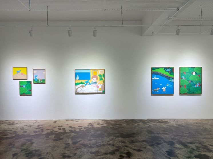 야스히토 가와사키 개인전 'Blue Blue Bear and Green, Blue Blue Bear and Sea' 전시 전경. 리나갤러리
