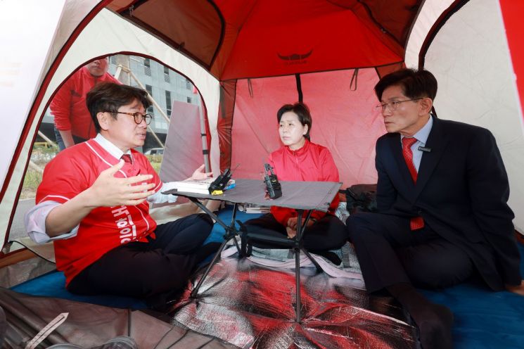 양향자 국민의힘 경기도지사 후보가 19일 오전 경기도 삼성전자 평택 캠퍼스 농성장에서 자신의 캠프 상임총괄선대위원장을 맡은 김문수 전 고용노동부 장관, 유의동 국민의힘 평택을 보궐선거 후보와 대화를 나누고 있다. 연합뉴스