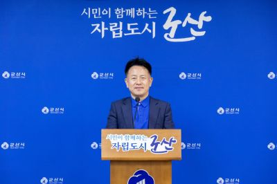 문춘호 군산시 안전건설국장이 19일 시청 브리핑룸에서 정례 브리핑을 갖고 있다. 사진 제공=군산시청