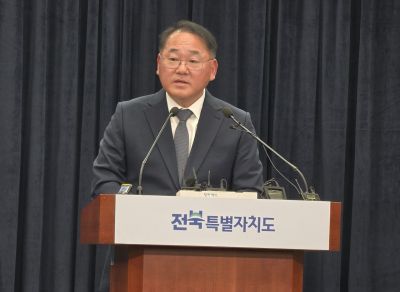 김종훈 전북특별자치도 경제부지사는 19일 도청 기자회견장에서 '새만금 전북 대혁신 TF'의 정부 지원 계획이 마련됨에 따라 미래 첨단산업 중심지 조성을 위한 종합 지원 체계 가동 등 전북자치도 차원의 종합 지원 계획을 발표했다. 노정훈 기자