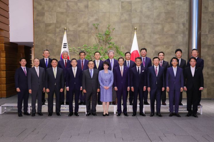 18日，日韩经济人会议韩国方面团长一行在会议召开前拜会日本首相高市早苗后合影留念。韩日经济协会供图