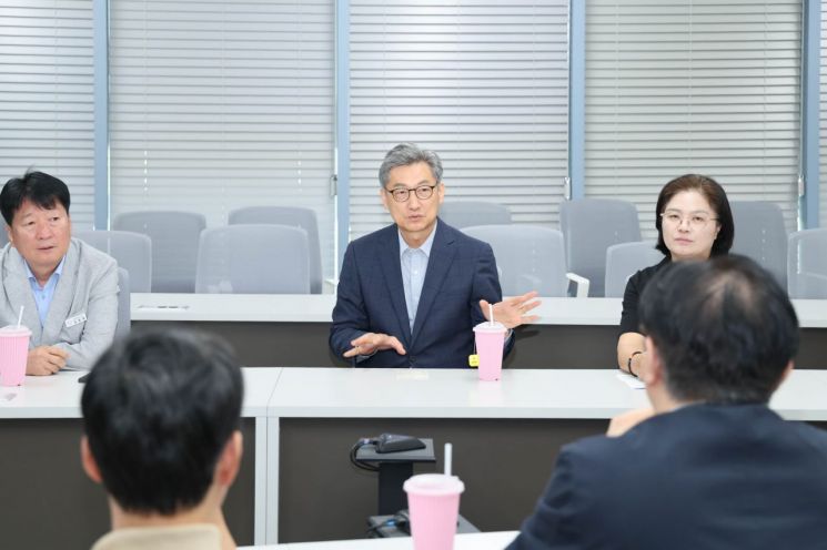 이천시가 19일 한국세라믹기술원 이천분원을 방문해 주요 연구시설과 기반 시설(인프라) 운영 현황을 점검하고 있다. 이천시 제공