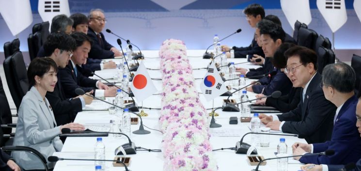 President Lee Jae-myung and Japanese Prime Minister Sanae Takaichi are holding an expanded summit meeting on the 19th at a hotel in Andong, Gyeongbuk. Photo by Yonhap News Agency