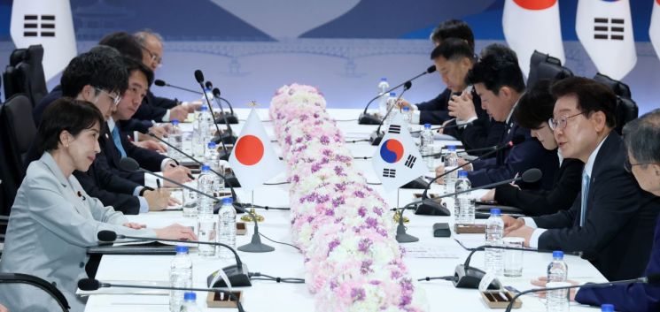 이재명 대통령과 다카이치 사나에 일본 총리가 19일 경북 안동 한 호텔에서 확대 정상회담을 하고 있다. 2026.5.19 연합뉴스