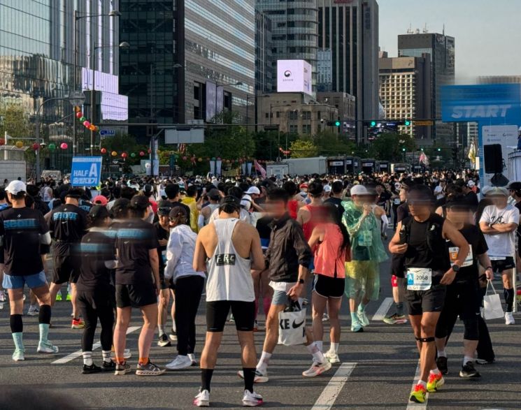 지난해 4월 서울 종로구 광화문 일대에서 열린 마라톤 대회 출발선에 참가자들이 집결해 있다. 최근 러닝 열풍으로 서울 도심 곳곳에서 마라톤·러닝 행사가 잇따르면서 교통 통제와 시민 불편과 안전 관리 부담 등을 둘러싼 논란도 커지고 있다. 박호수 기자