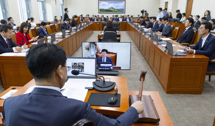 김정호 국회 기후에너지환경노동위원회 위원장이 19일 국회에서 열린 전체회의에서 상정 법안을 처리하고 있다. 2026.5.19 연합뉴스