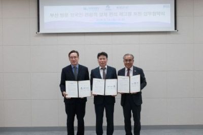 한국간편결제진흥원과 부산관광공사, 부산경제진흥원 관계자들이 19일 부산관광공사에서 관광객의 결제 편의 증진을 위한 업무협약을 체결하고 기념촬영을 하는 모습. 왼쪽부터 송복철 부산경제진흥원장, 권대수 한국간편결제진흥원 이사장, 이정실 부산관광공사 사장. 한결원