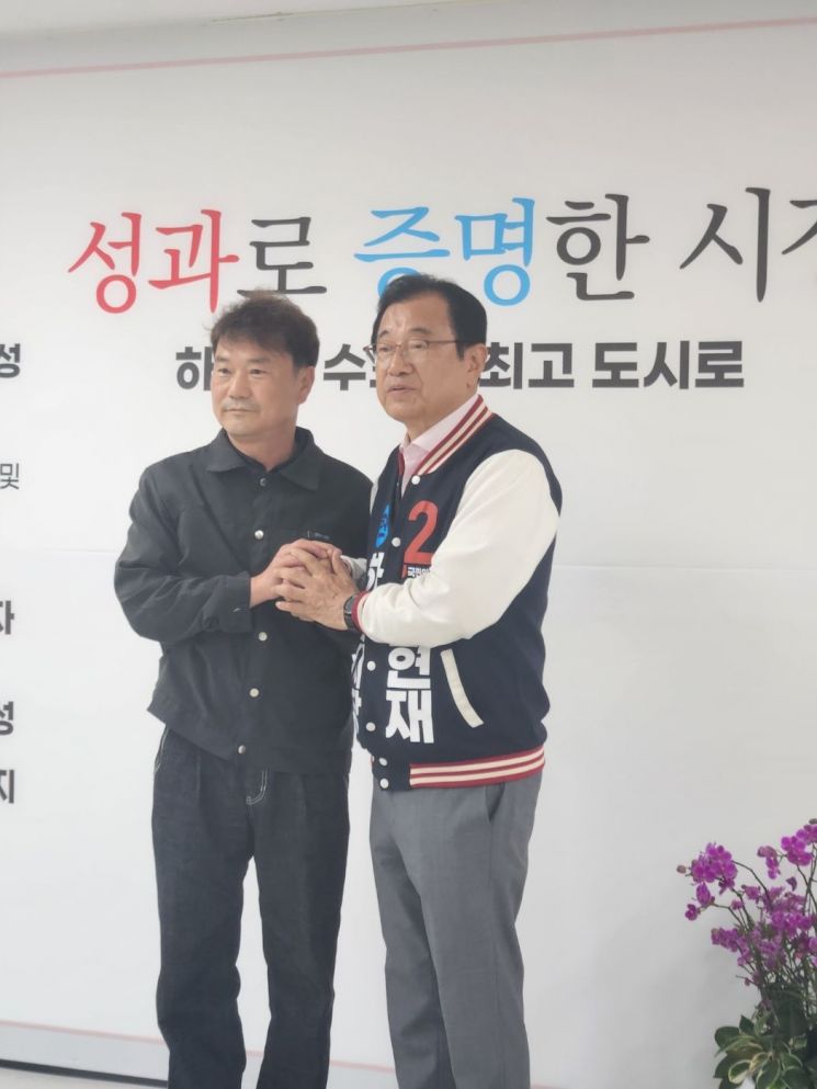 최훈종 하남시의회 도시건설위원장이 19일 더불어민주당 공천 과정에 반발하며 탈당한 뒤 이현재 국민의힘 하남시장 후보 지지를 공식 선언하고 있다. 이종구 기자