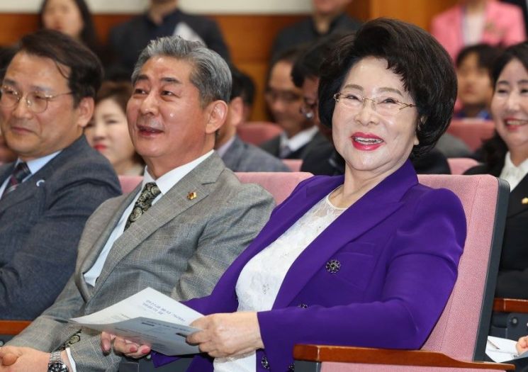 Chairman Gil-Yeo Lee of the Gachon Gil Foundation is listening to a congratulatory speech at the unveiling ceremony commemorating the honorary street name designation of "Gachon Gil-Yeo Gil" held on March 25 at the Cancer Center of Gachon University Gil Hospital in Namdong-gu, Incheon. Photo by Yonhap News Agency