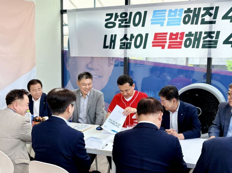 김진태 후보는 19일 강원사회복지연대 간담회를 시작으로 대한노인회 강원특별자치도연합회, 강원농축협, 연탄은행, 강원특별자치도 건축사회 등과 연쇄 정책간담회를 개최하며 현장의 목소리를 수렴하고 맞춤형 공약을 쏟아냈다. 김진태 후보 제공