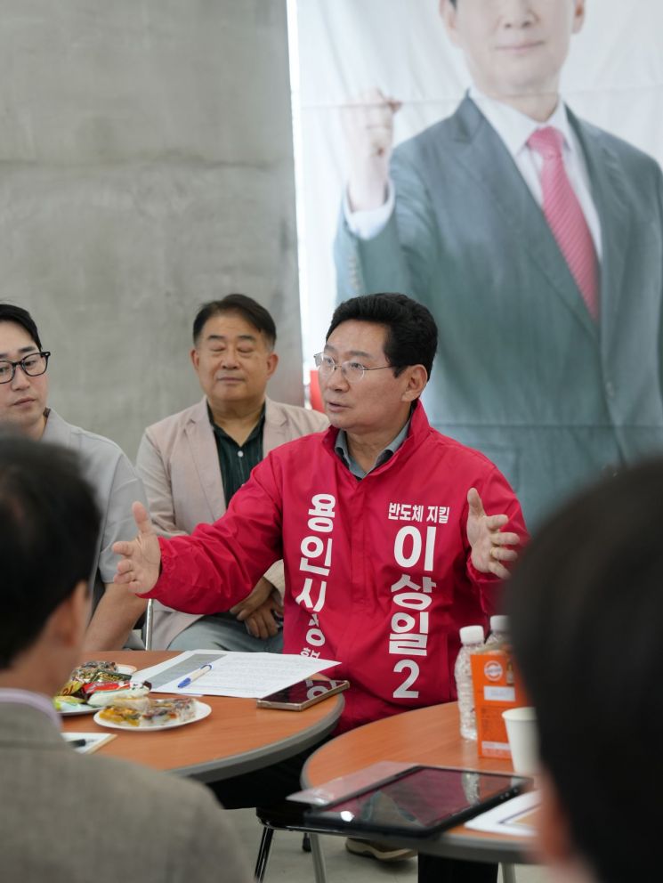 이상일 용인시장 후보가 19일 마북동 선거사무소에서 플랫폼시티 준주거지역 대토사업 협의체(보정동 외식타운 상인회)와 간담회를 갖고 있다. 이상일 후보 제공