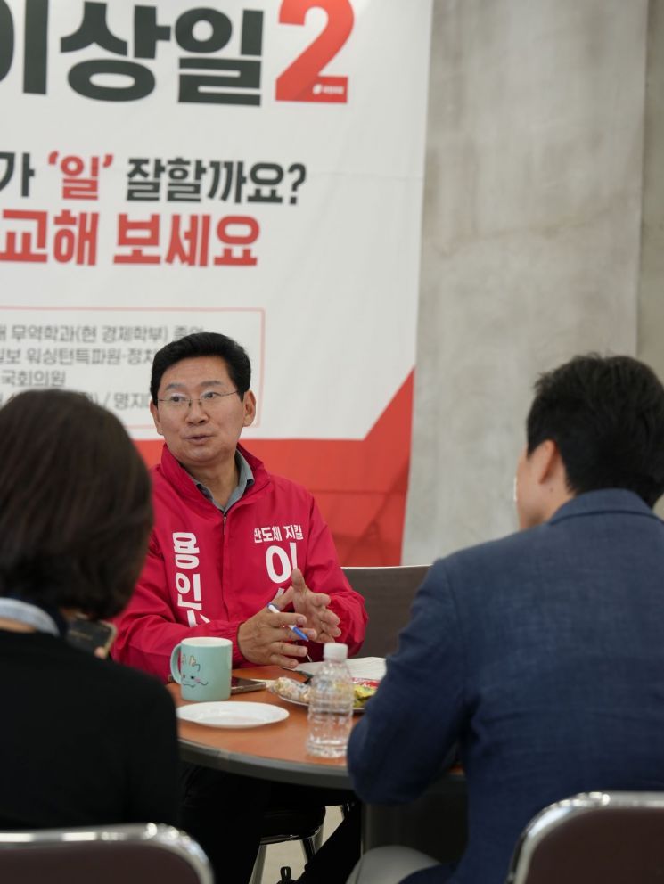 이상일 용인시장 후보가 19일 용인시 사립유치원연합회 회원들과도 간담회를 열고 있다. 이상일 후보 제공