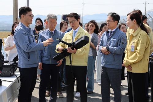 최원호 원자력안전위원회 위원장(사진 가운데)이 19일 한국수력원자력 관계자들로부터 드론 무력화 장비인 휴대용 재머에 대해 설명하고 있다. 원자력안전위원회