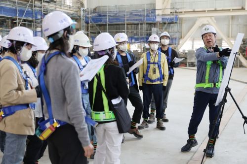 한국수력원자력 관계자가 19일 기자들에게 현재 건설중인 새울원전 4호기에 대해 설명하고 있다. 원자력안전위원회