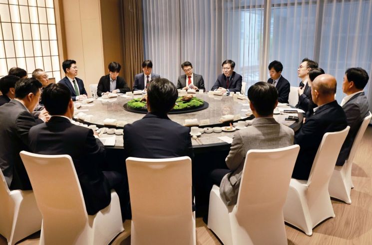 여한구 산업통상부 통상교섭본부장이 19일 중국 장쑤성 옌청에서 공동 개최한 '제7회 한-장쑤성 경제무역협력 교류회' 참석 계기로 기아차, SK온, 성우하이텍, 동익자동차부품, LG화학, 대상식품 등 중국 장쑤성 현지에 진출한 기업인들과 간담회를 갖고 있다. 산업통상부.