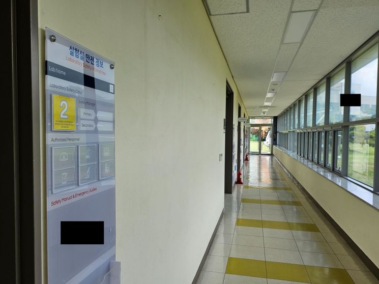 A corridor view of a science and engineering research building at a regional university. In the science and technology sector, the declining school-age population and concentration in the metropolitan area overlap, causing growing concerns about difficulties in securing graduate students and research manpower shortages centered around research labs at some regional universities. The photo is not directly related to the article content. Photo by Kim Jonghwa