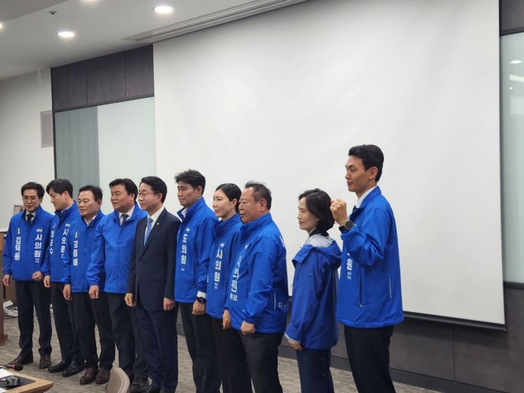 더불어민주당 시흥시 6·3지방선거 후보자 일동이 '클린·정책 선거'를 선언하고 기념 단체사진을 찍고 있다. 이종구 기자