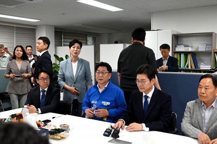정원오 후보와 우형찬 후보가 목동아파트 주민대표들과 간담회에서 발언 중이다. 선거사무소 제공.