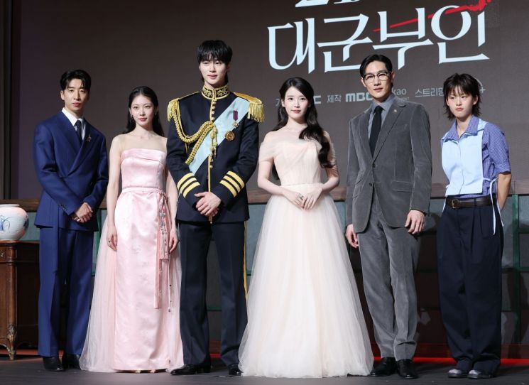 지난달 6일 서울 강남구 조선팰리스호텔에서 열린 MBC 드라마 '21세기 대군부인' 제작발표회에서 출연진이 포즈를 취하고 있다. 연합뉴스