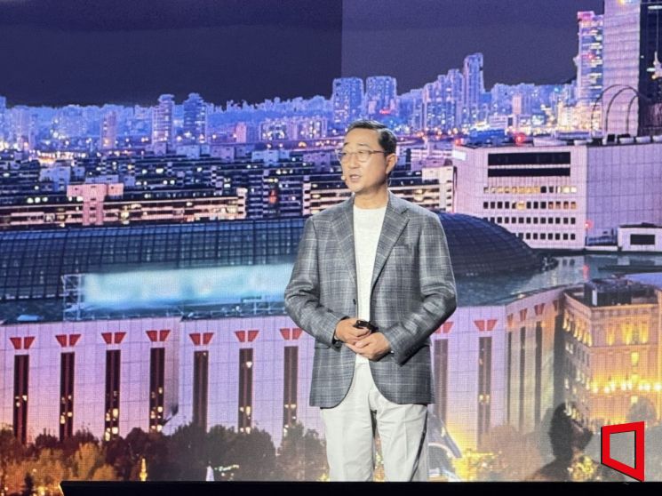함기호 AWS코리아 대표가 19일 오전 서울 강남구 코엑스에서 열린 'AWS 서밋 서울 2026'에서 기조연설을 하고 있다. 이명환 기자