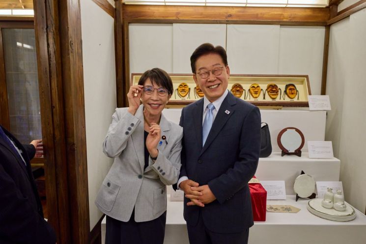 이재명 대통령이 19일 경북 안동 한 호텔에서 열린 다카이치 사나에 일본 총리와의 친교 일정에서 다카이치 총리가 선물한 안경을 쓰고 기념 촬영을 하고 있다. (사진= 청와대) 연합뉴스