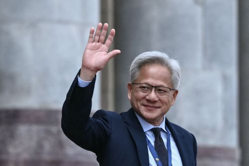 英伟达首席执行官 Jensen Huang 在当地时间本月14日北京人民大会堂举行的美国总统 唐纳德·特朗普 欢迎仪式结束后挥手致意。AFP联合新闻供图