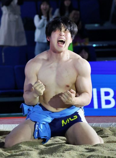 “샅바 위 승부, 세상엔 나눔”[사진=한국다문화재단중앙회]
