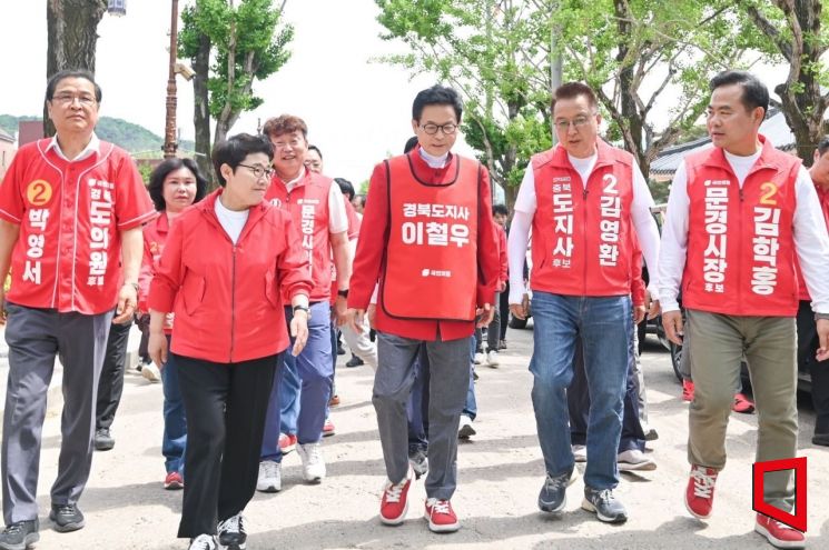 이철우·김영환 후보 공항·철도·관광 연계해 균형발전 공동 대응상생협약 체결 후 김학홍 문경시장 후보, 임이자 국민의힘 상주, 문경 국회의원, 박영서 도의원 후보 등이 문경세재 옛길을 걷고 있다.[사진=김학홍 문경시장 후보 사무실]