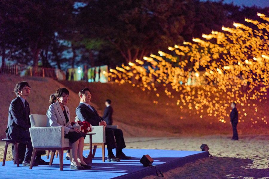 이재명 대통령과 다카이치 사나에 일본 총리가 19일 경북 안동 하회마을에서 선유줄불놀이를 보고 있다. 청와대 제공