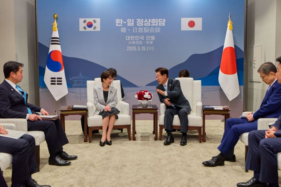 이재명 대통령과 다카이치 사나에 일본 총리가 19일 경북 안동 한 호텔에서 소인수 정상회담을 하고 있다. 청와대 제공