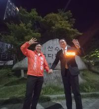 (왼쪽부터)박진우 광주 동구 가 선거구 개혁신당 후보와 천하람 국회의원이 광주 동구 산수동에서 선거운동을 하고 있다. 박진우 후보 측 제공