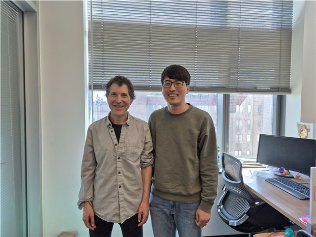 Research team photo. (Left) Professor David Baker of the University of Washington (2024 Nobel Prize in Chemistry, corresponding author) and Professor Sangmin Lee of Pohang University of Science and Technology (first author & corresponding author). The photo was taken during Professor Lee's visit to the University of Washington in September 2025. Provided by the Ministry of Science and ICT.