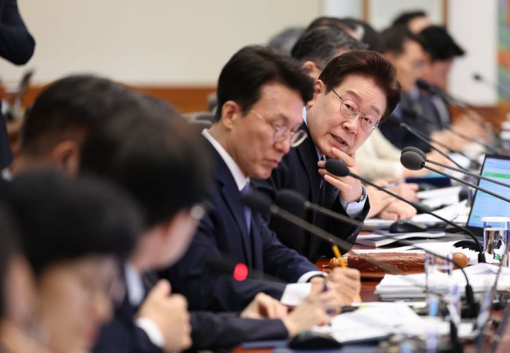 이재명 대통령이 20일 청와대에서 열린 국무회의 겸 비상경제점검회의에서 김정관 산업통상부 장관에게 질문하고 있다. 2026.5.20 연합뉴스