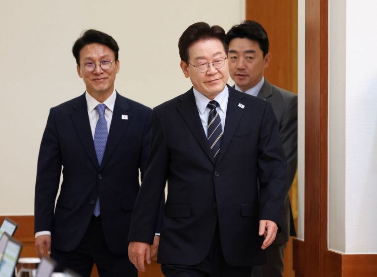 President Lee Jae-myung enters the Cabinet Meeting and Emergency Economic Inspection Meeting at the Blue House on the 20th. Photo by Yonhap News Agency